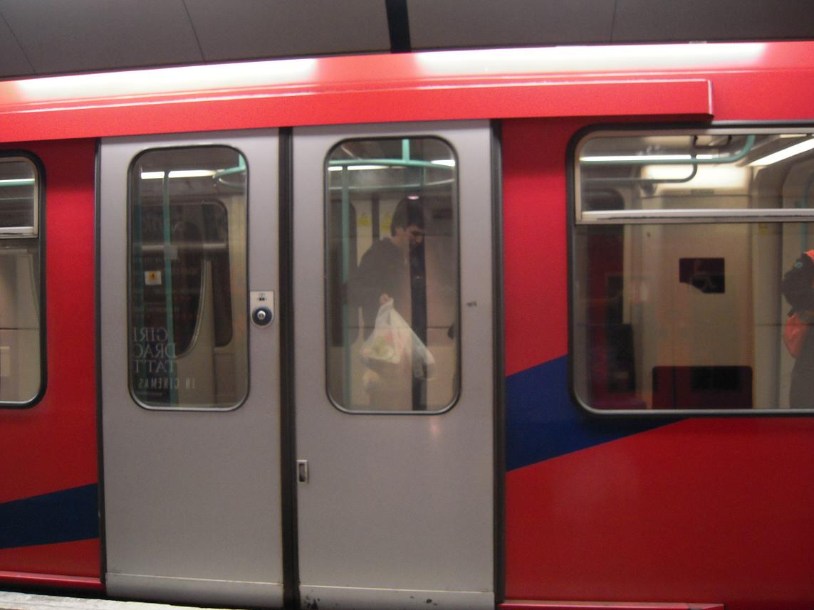 marcos encerrado en el metro con las bolsas