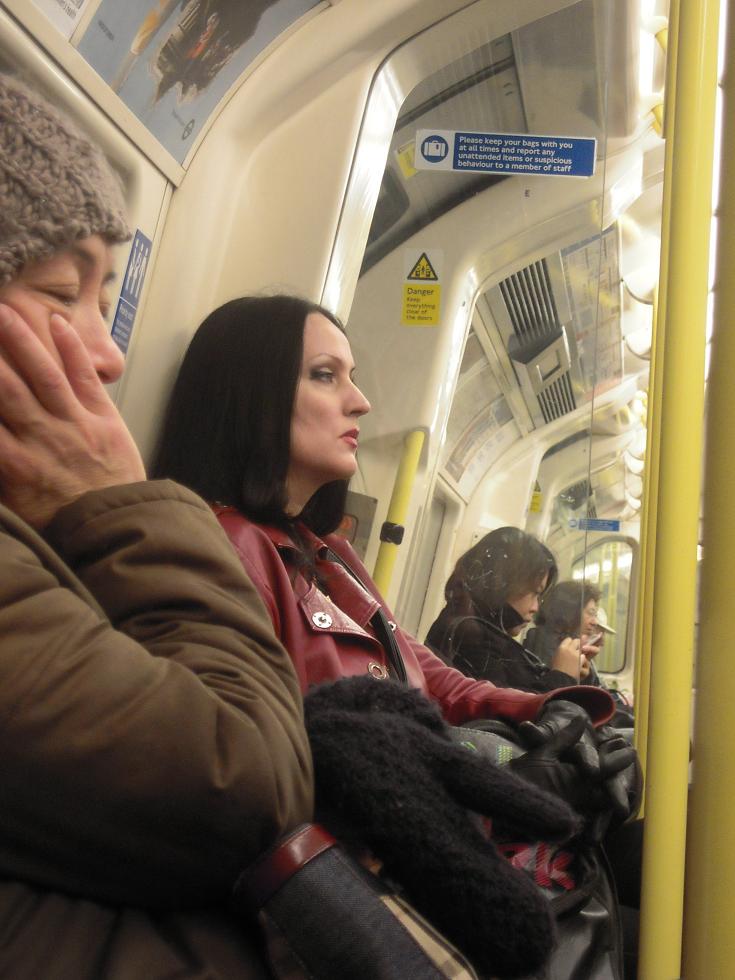 morticia adams metro londres morticia adams metro londres