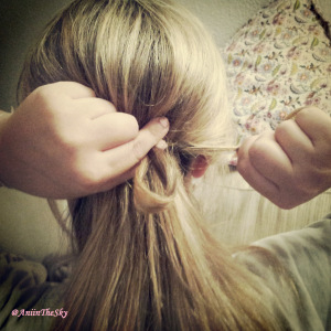 como-hacer-peinado-con-lazo-pelo-lazada-2