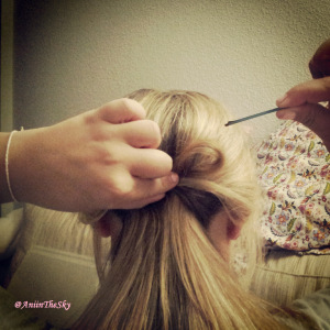 como-hacer-peinado-con-lazo-pelo-lazada-4