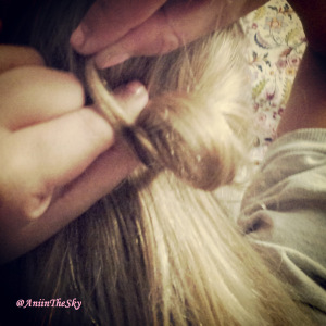 como-hacer-peinado-con-lazo-pelo-lazada-7