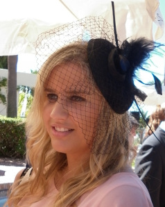 tocado-negro-velo-plumas-boda