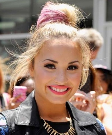 demi-lovatos-top-knot-mechas rosas