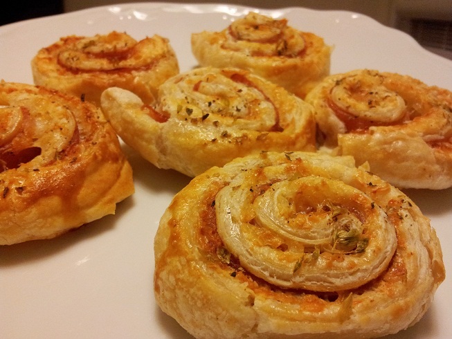 Rulo de hojaldre relleno de jamón y queso. Receta facilona