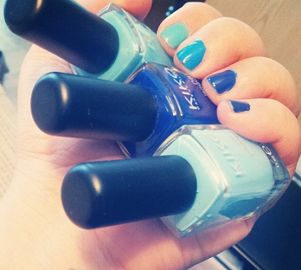 uñas degradado color azul