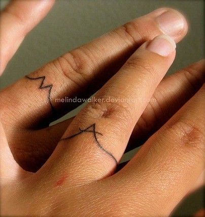 alianza-tatuada-iniciales-novios-boda