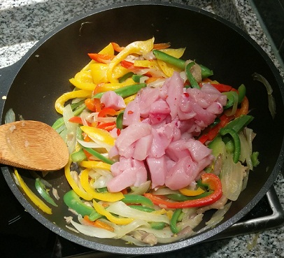 Wok de setas y pollo teriyaki en tortita de arroz