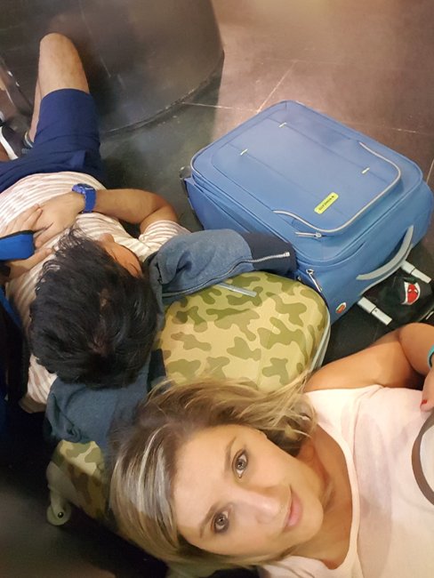 pedida-matrimonio-aniinthesky-dormir-aeropuerto